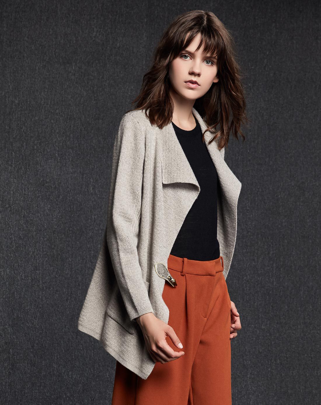 女士时尚驼色开衫