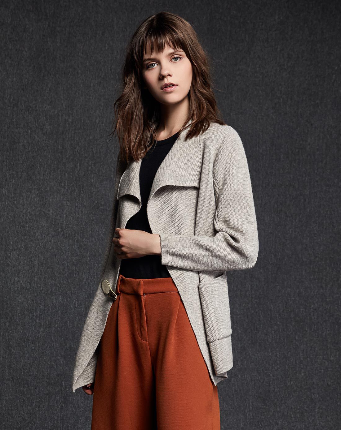 女士时尚驼色开衫