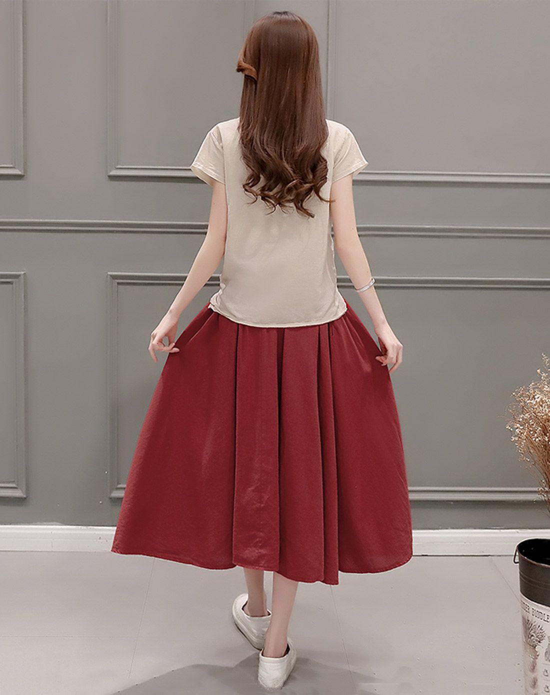 女米色短袖气质上衣搭红色半身裙套装