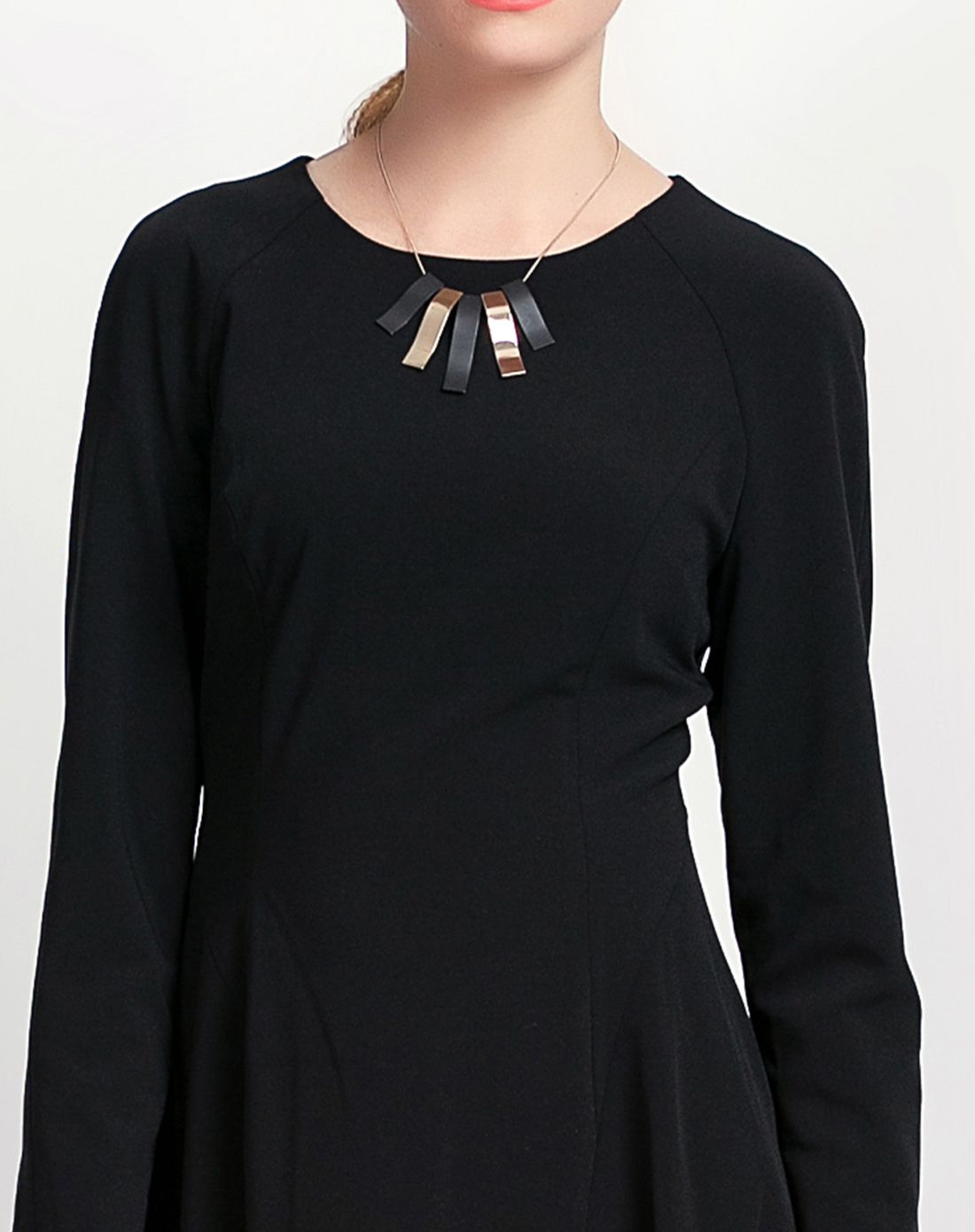 黑色圆领插肩袖简约连衣裙