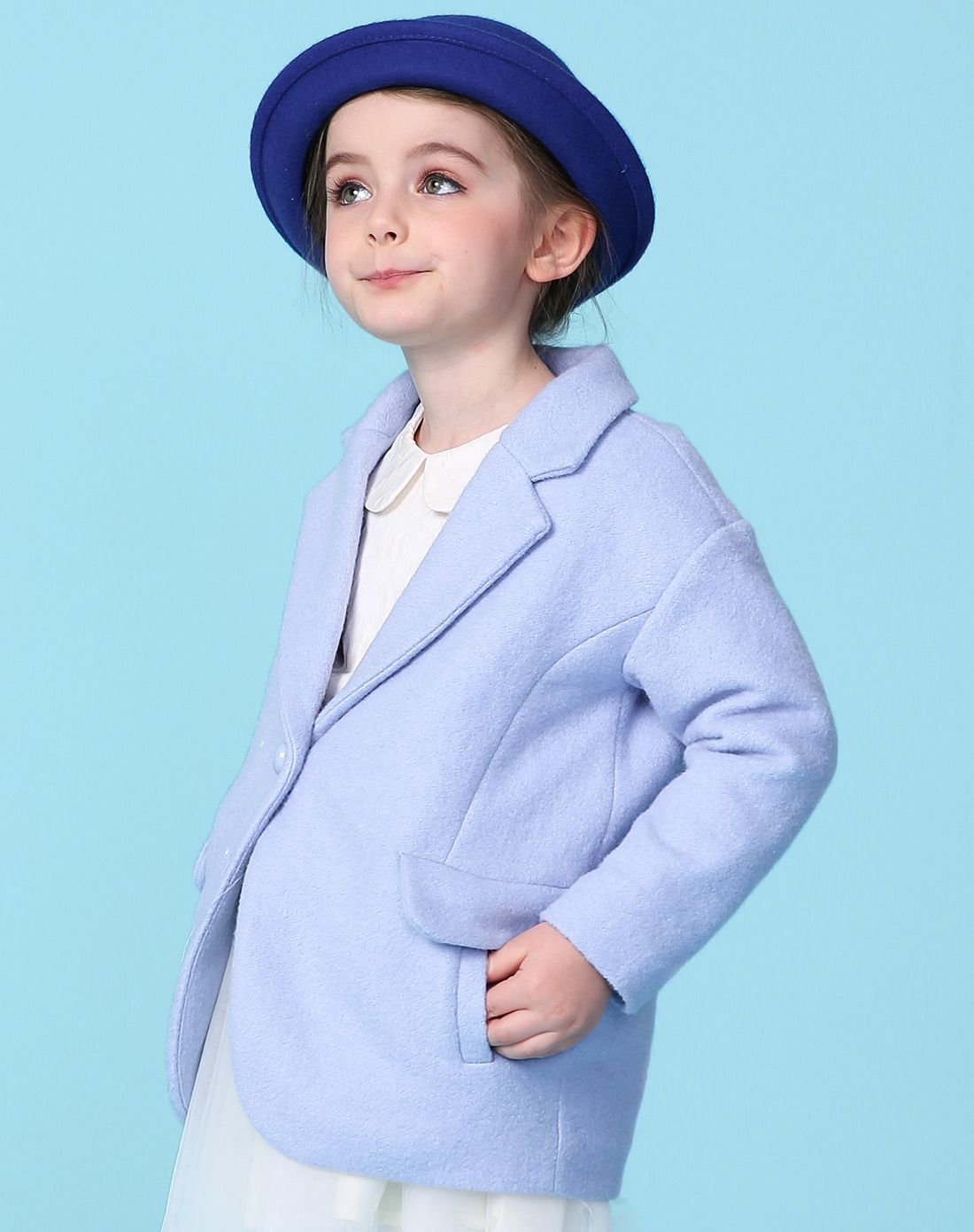 女童浅蓝色呢子外套