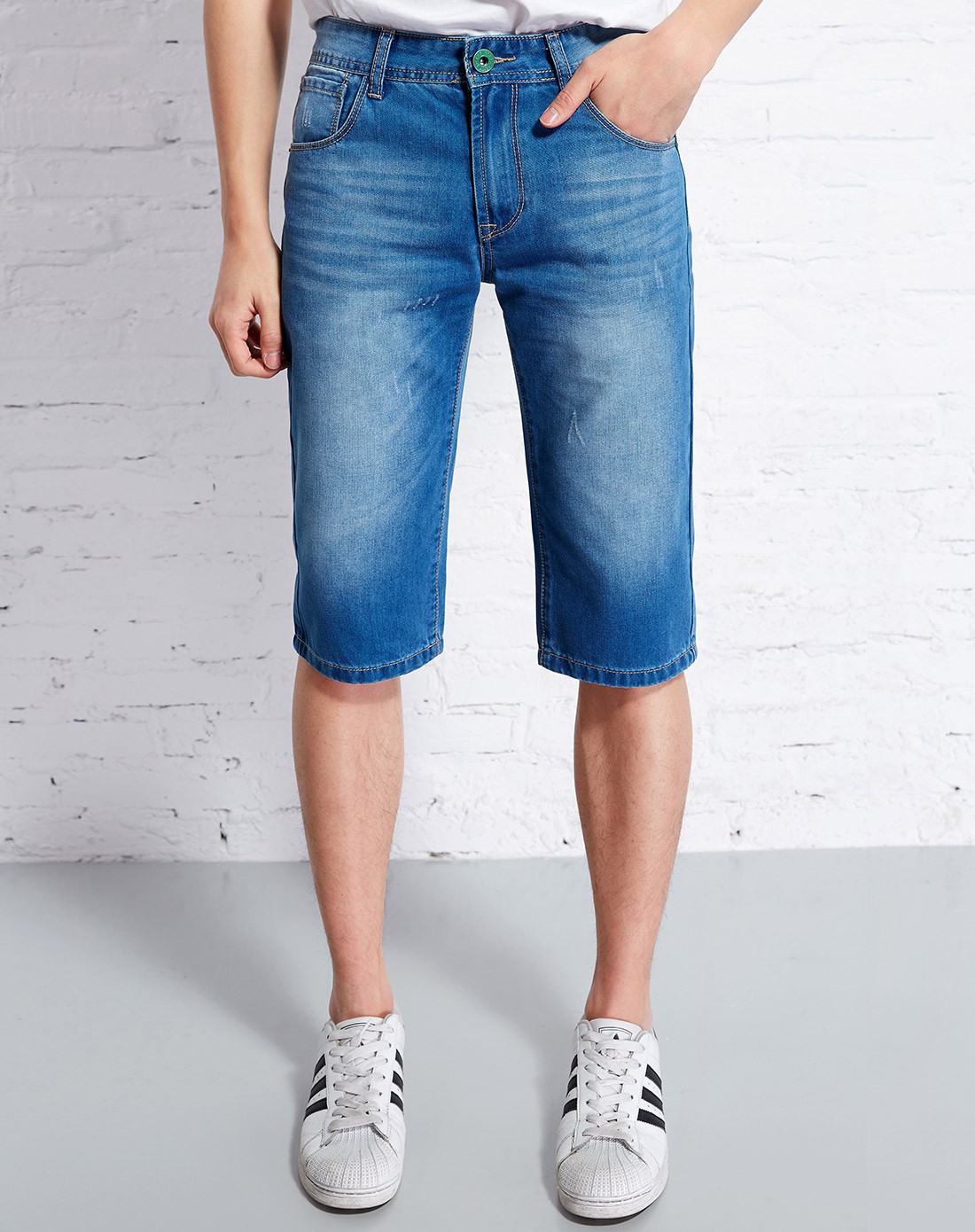 男款浅牛仔蓝牛仔六分裤