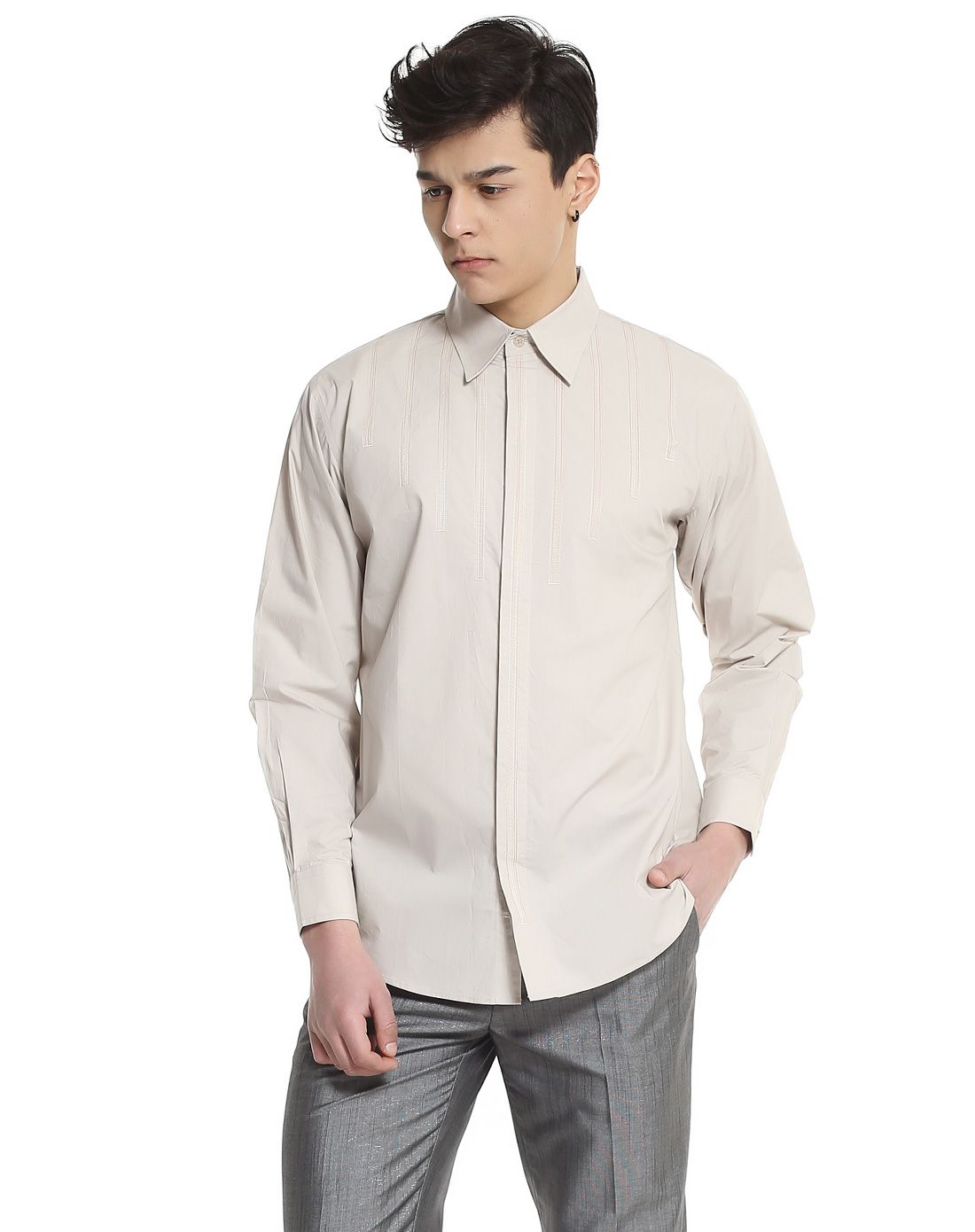 浅米色经典简约款全棉衬衫