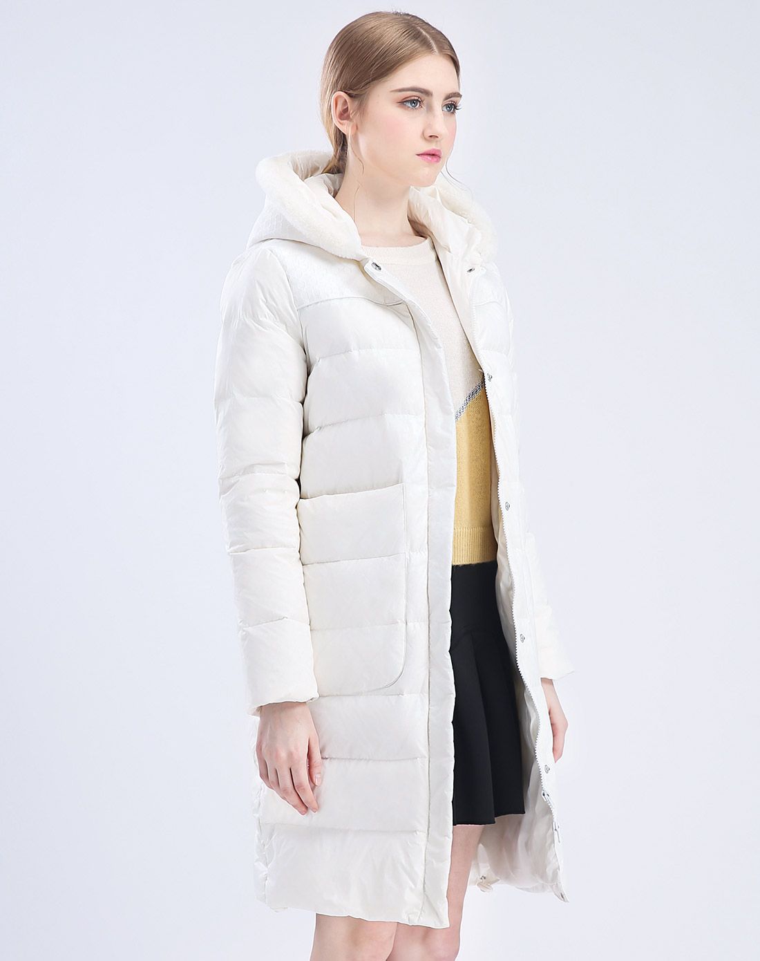 白色中长款长袖羽绒服