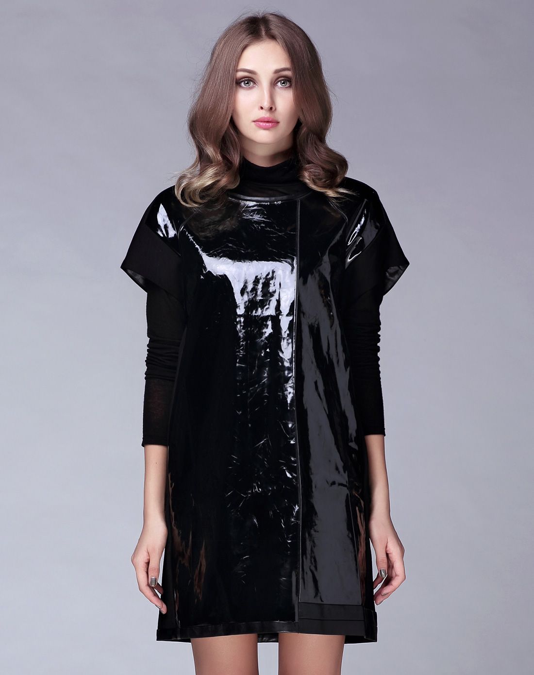 黑色亮皮拼接连衣裙