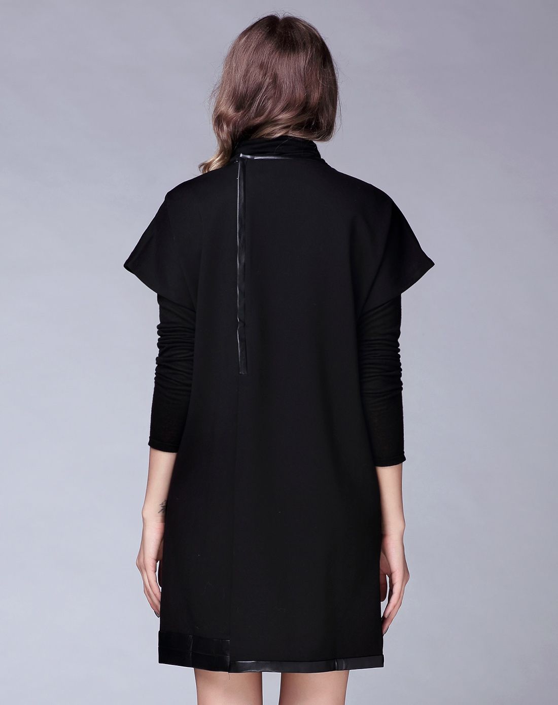 黑色亮皮拼接连衣裙