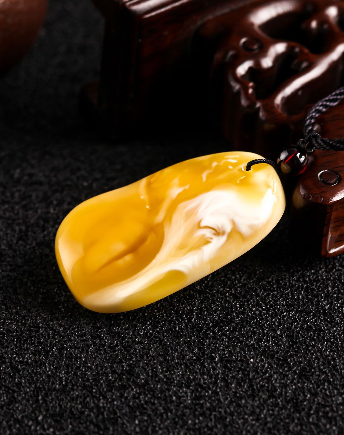 波罗的海琥珀 雾里看花 内敛幽深 精选天然金绞蜜随形蜜蜡吊坠 (含配
