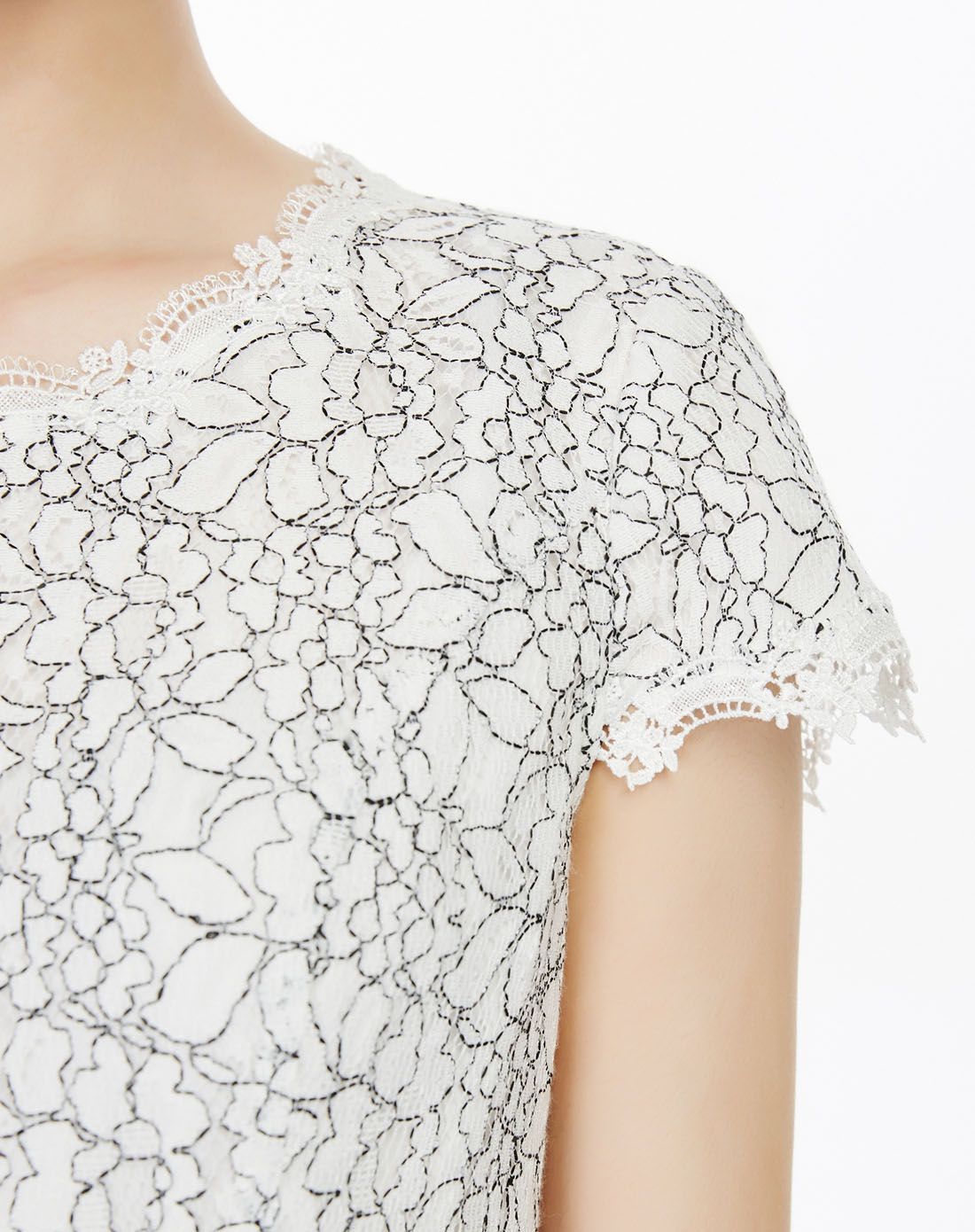 黑白色不规则线条蕾丝短袖上衣