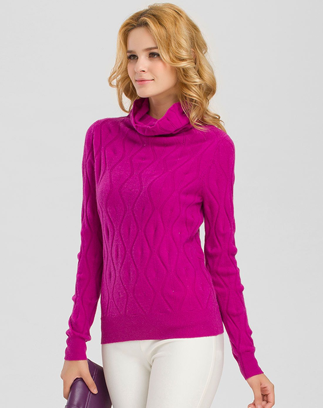 女紫红色山羊绒自带领套衫