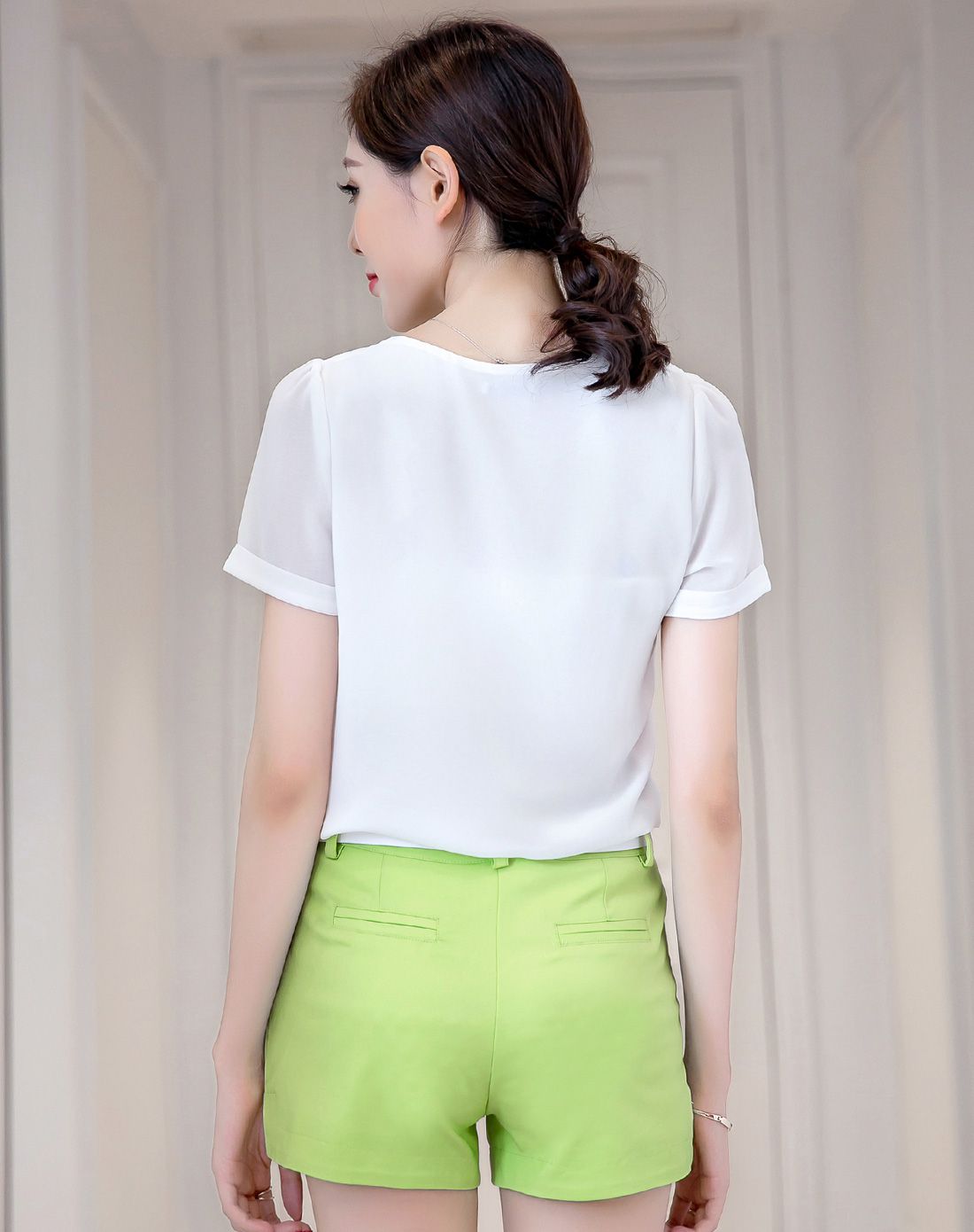 女款绿白色调t恤短裤两件套