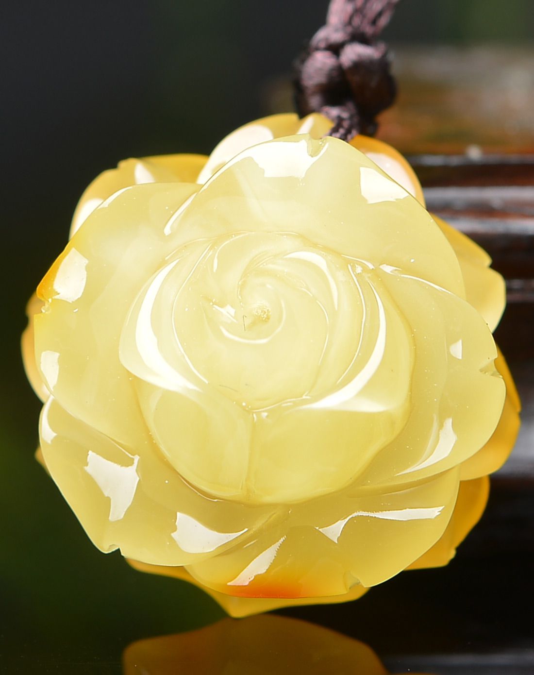 亿珍阁 精雕天然山茶花花卉型蜜蜡吊坠含绳附证书