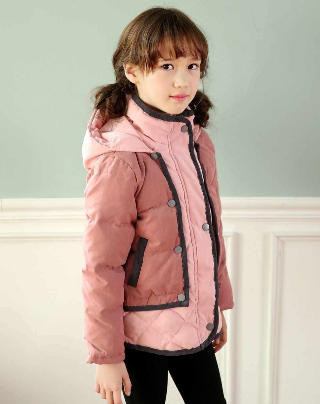 女童粉色羽绒服