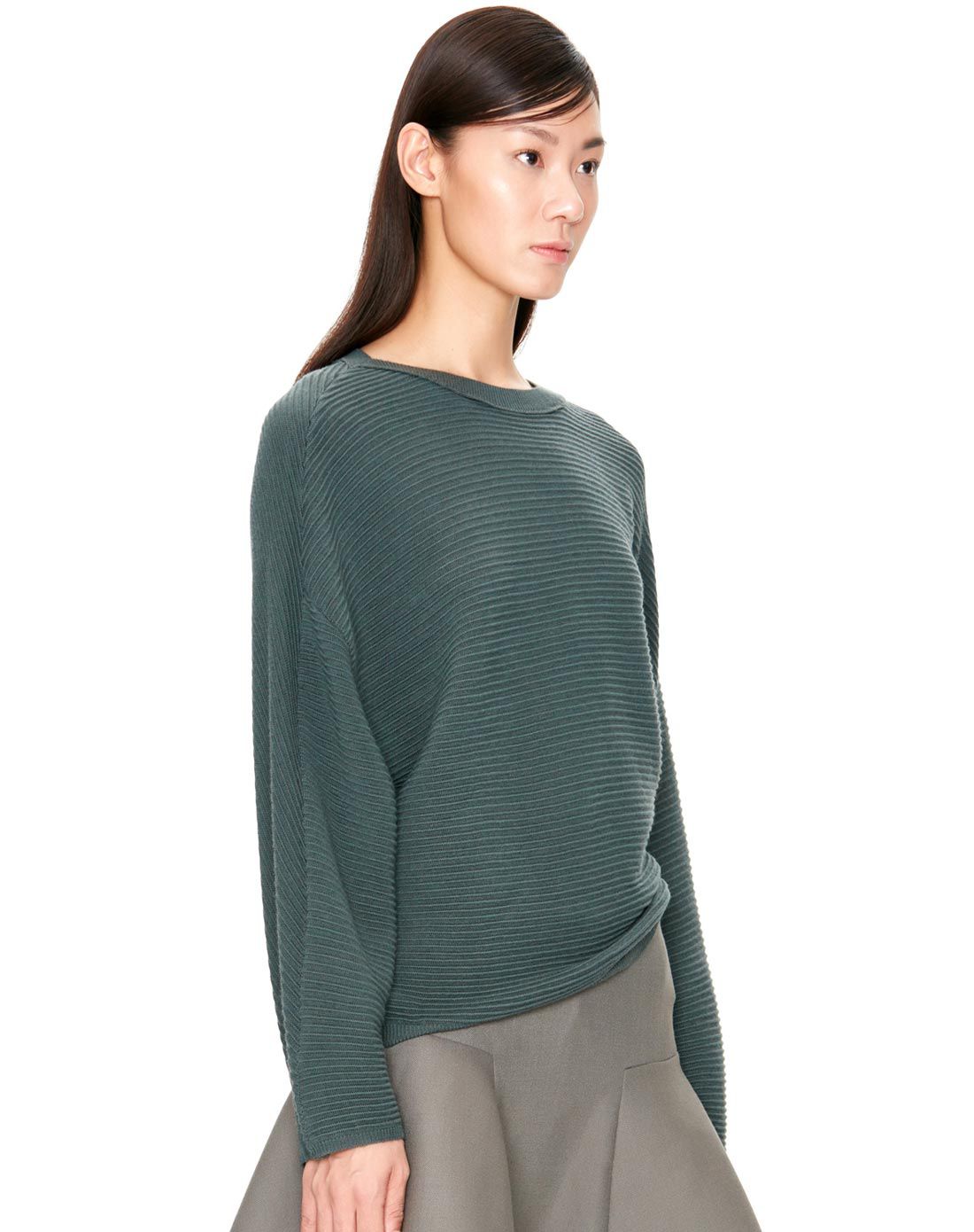 浅灰绿毛针织套头衫