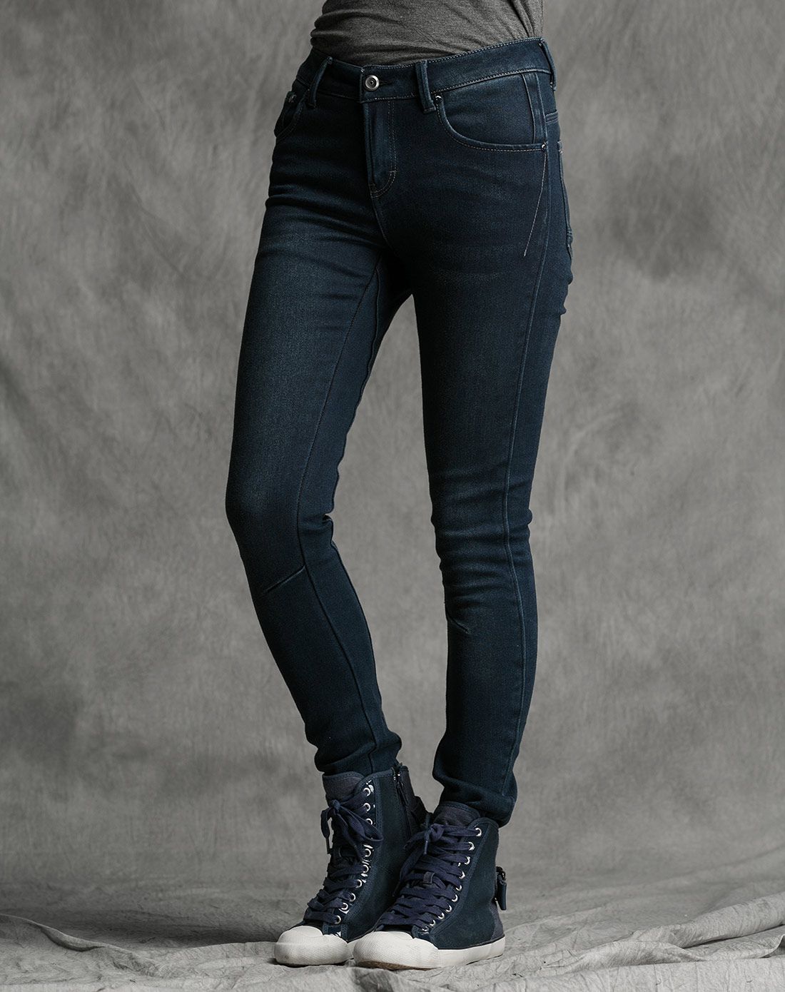 弹力质感修身牛仔裤