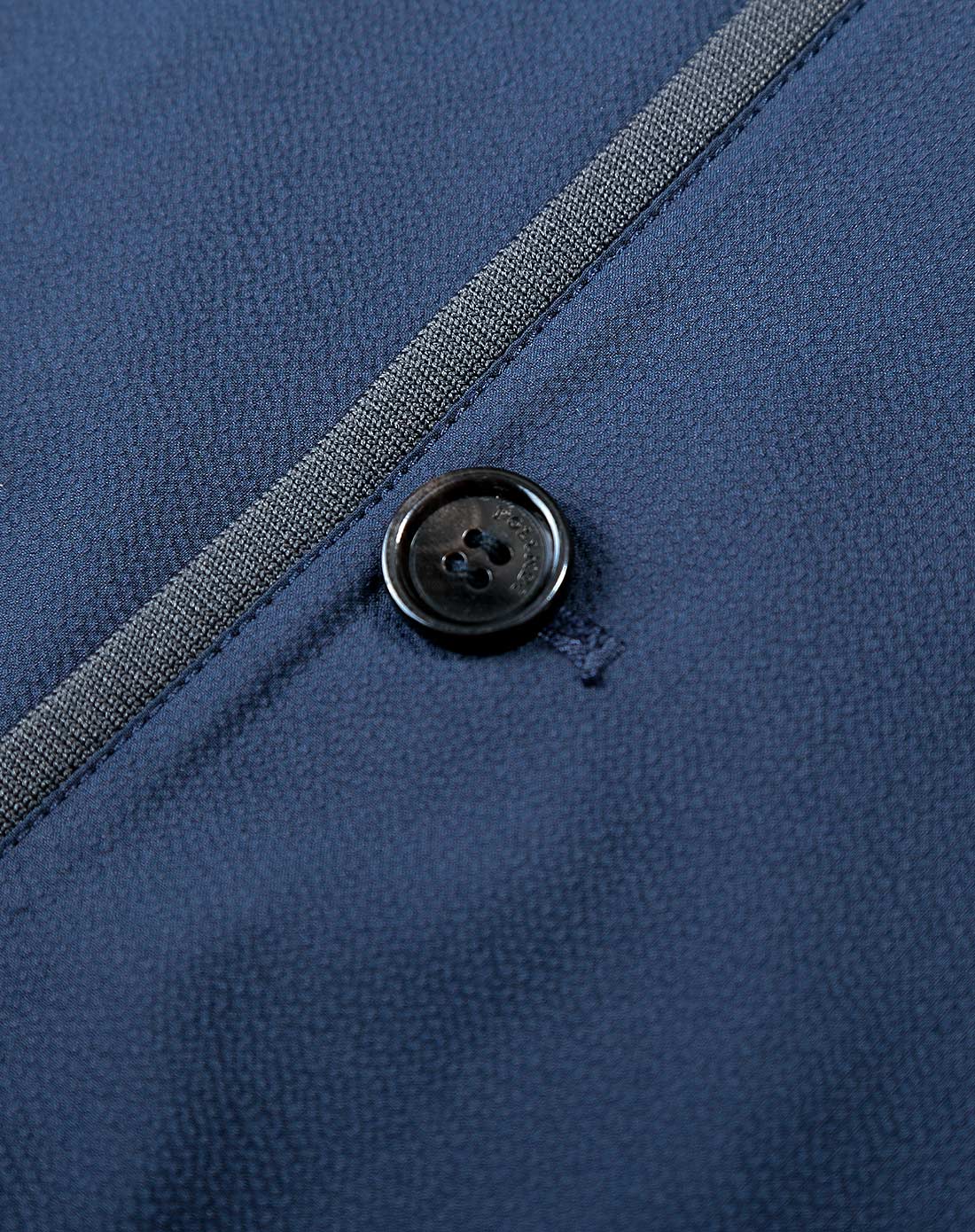 深蓝色简约舒适长袖外套