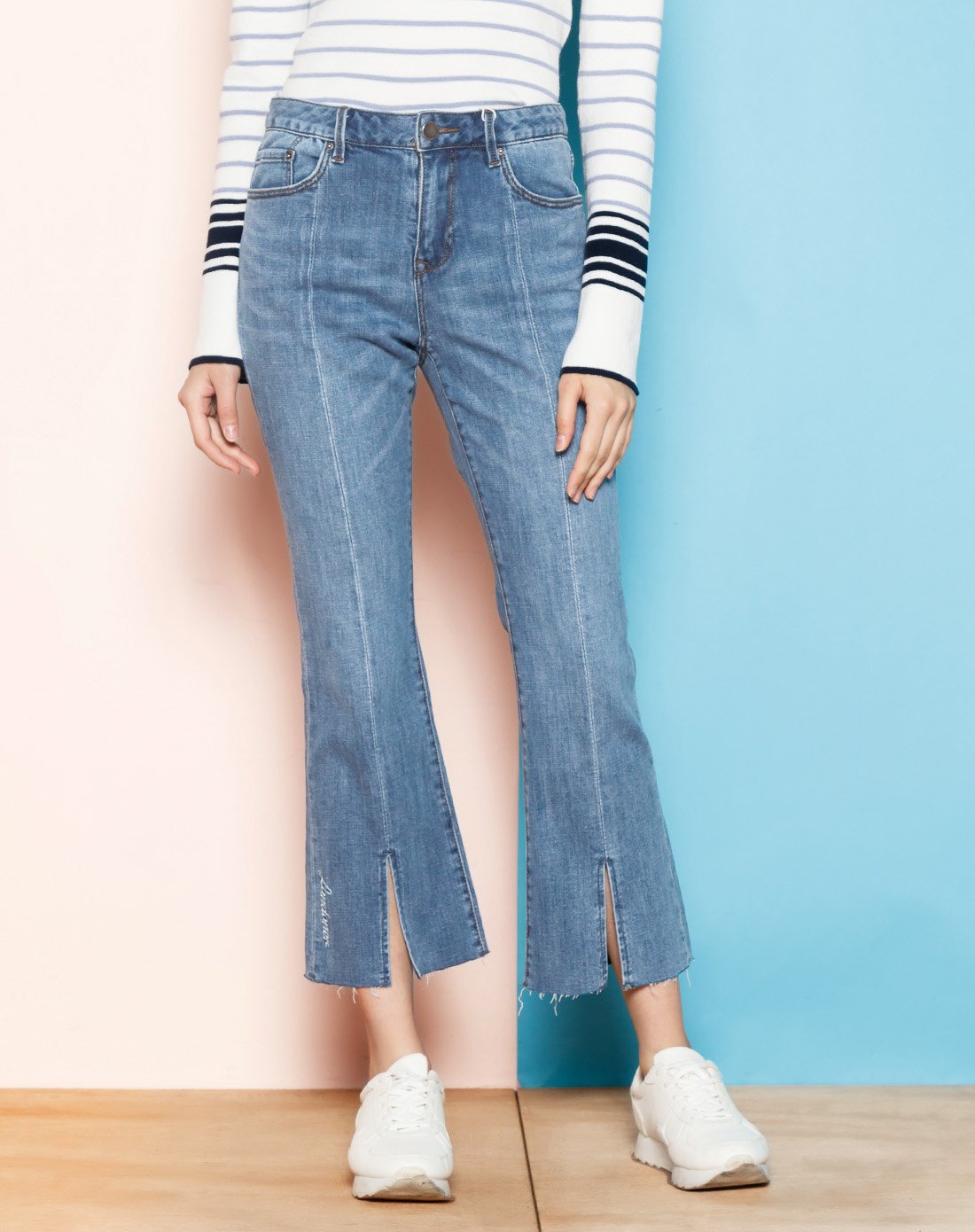 衣恋2018夏季时尚开口微喇叭牛仔裤