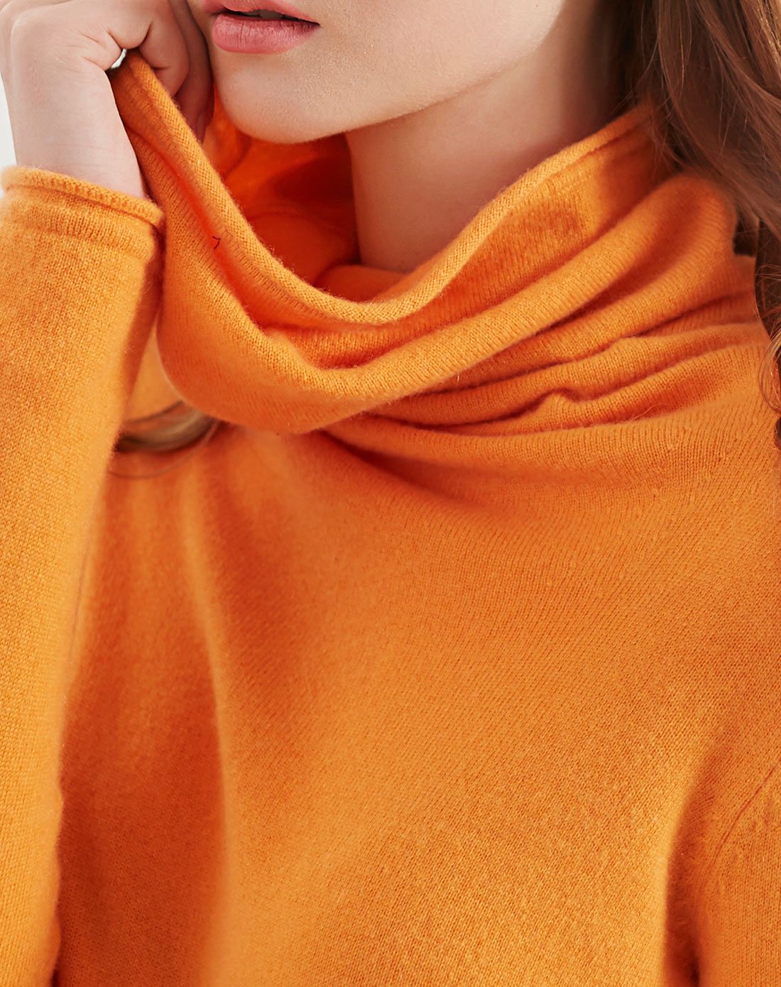 女蜜橙色山羊绒堆领卷边套衫