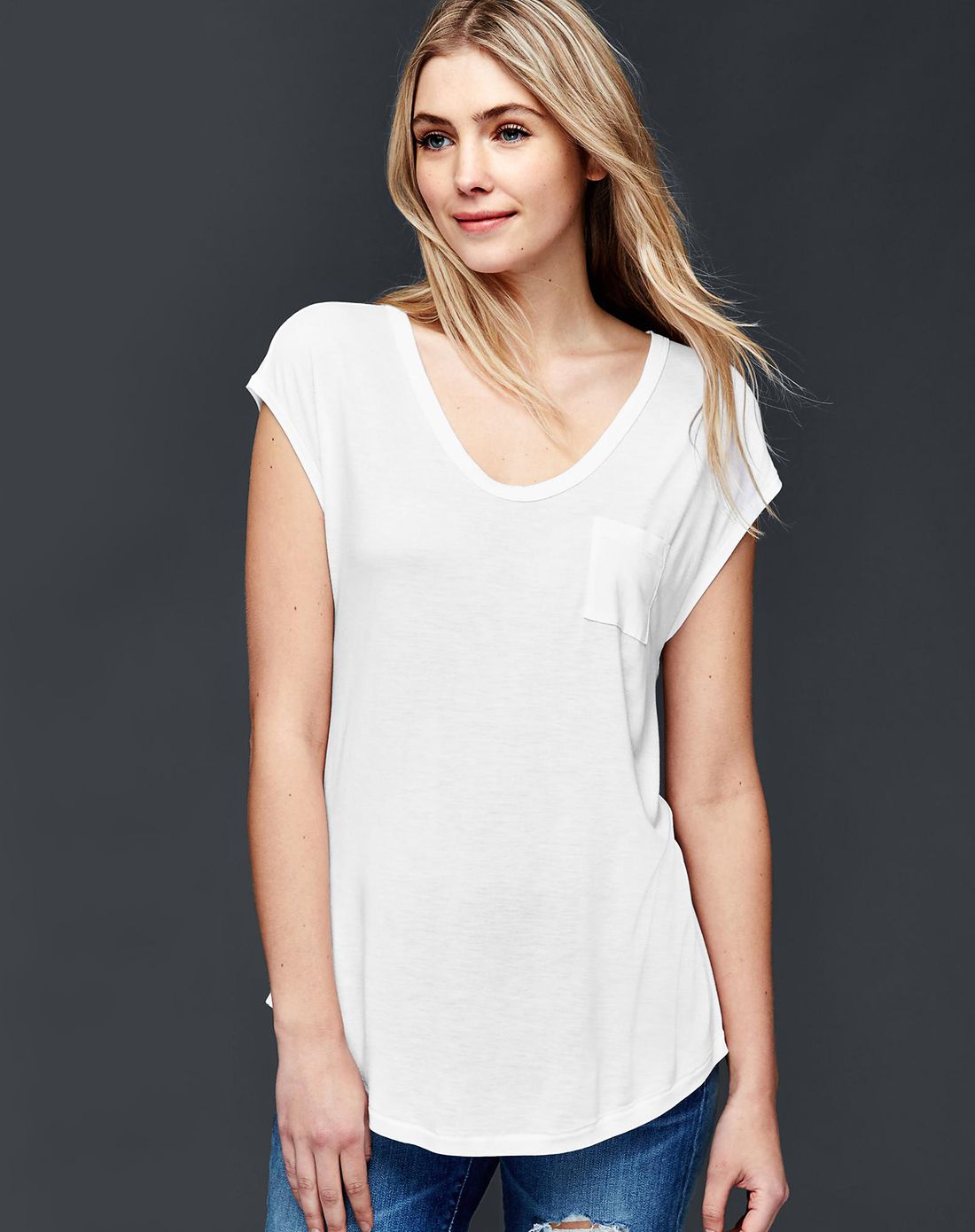 简约休闲弧形下摆单袋盖袖t恤