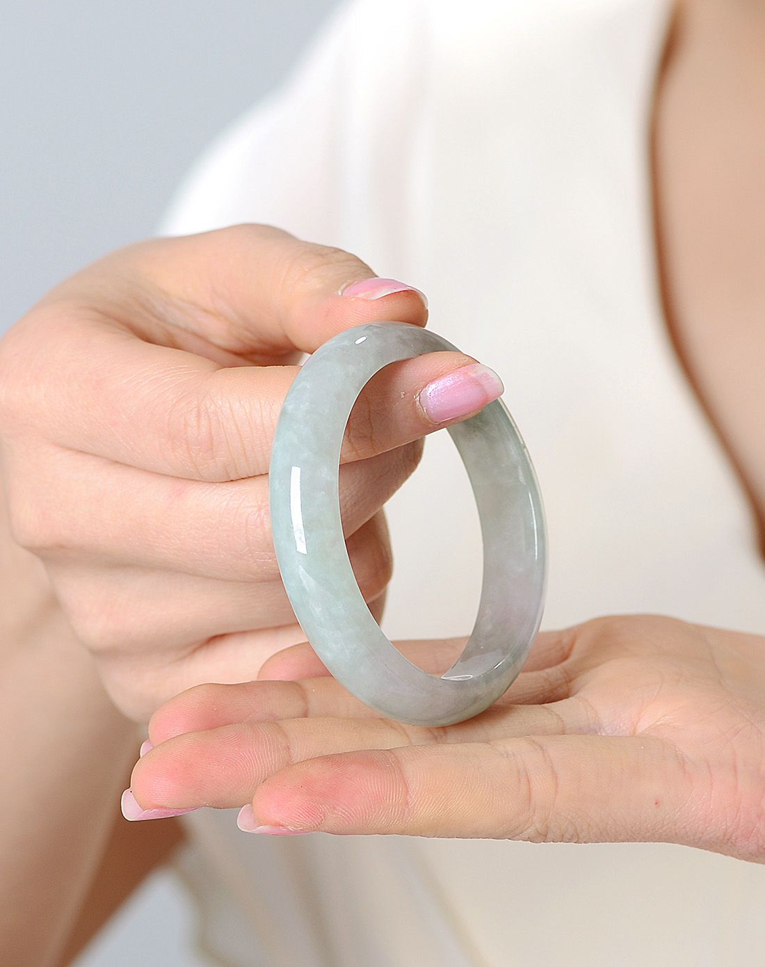 53mma货翡翠冰糯种飘绿水润窄版贵妃镯