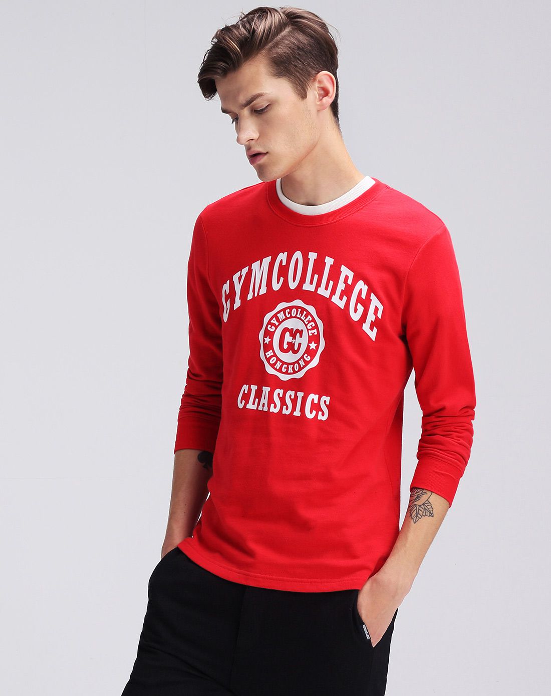 男性鲜红色长袖t恤