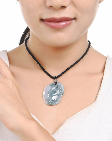 玛丽.温莎 冰糯俏雕飘绿美女牌翡翠吊坠(附证书)