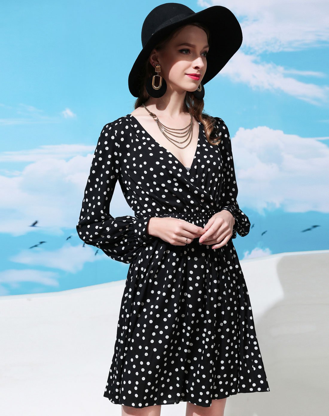 黑色波点长袖连衣裙