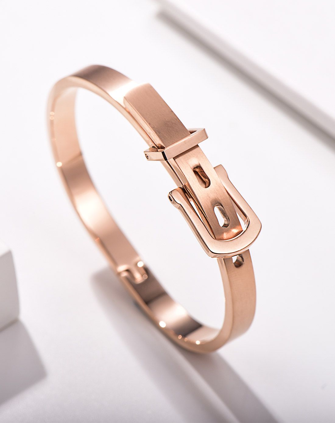 t400 马蹄扣皮带扣手镯两色可选