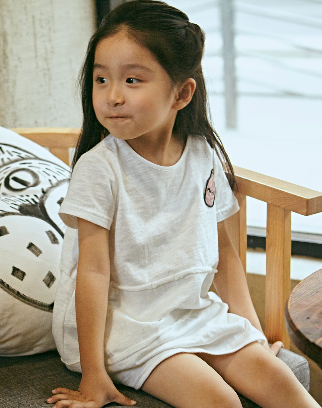 女童白色短袖蛋形t恤