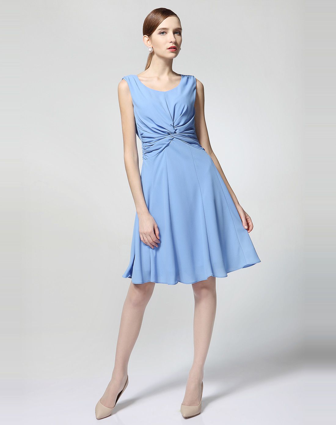 雾蓝色高贵典雅蝴蝶扣装饰无袖连衣裙