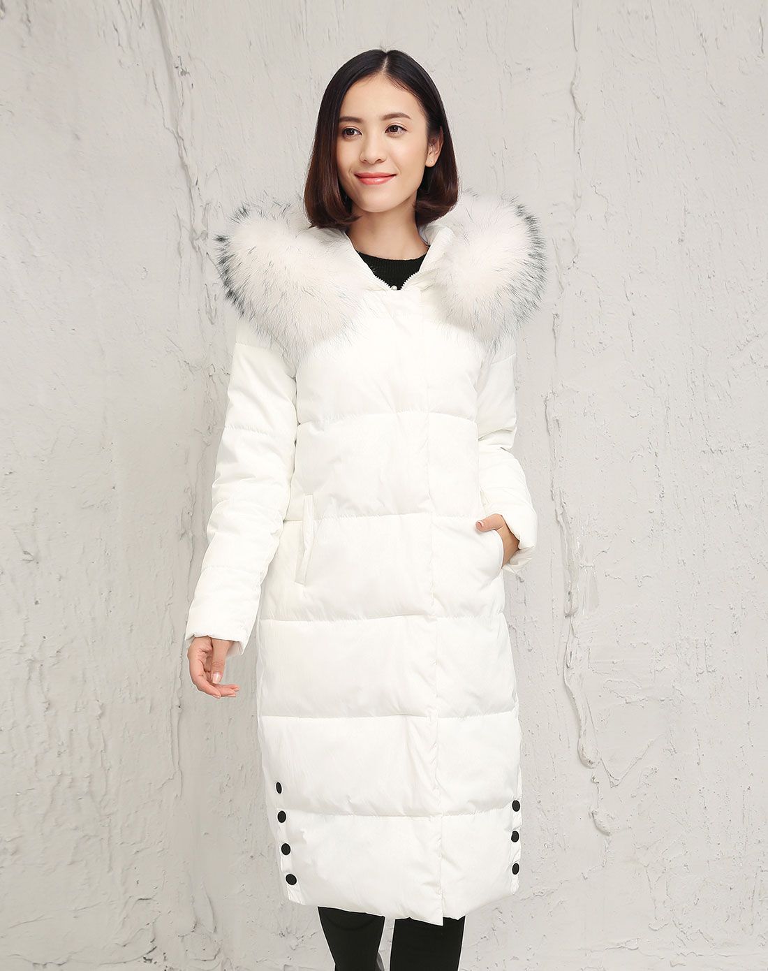 白色时尚连帽大毛领长款棉衣