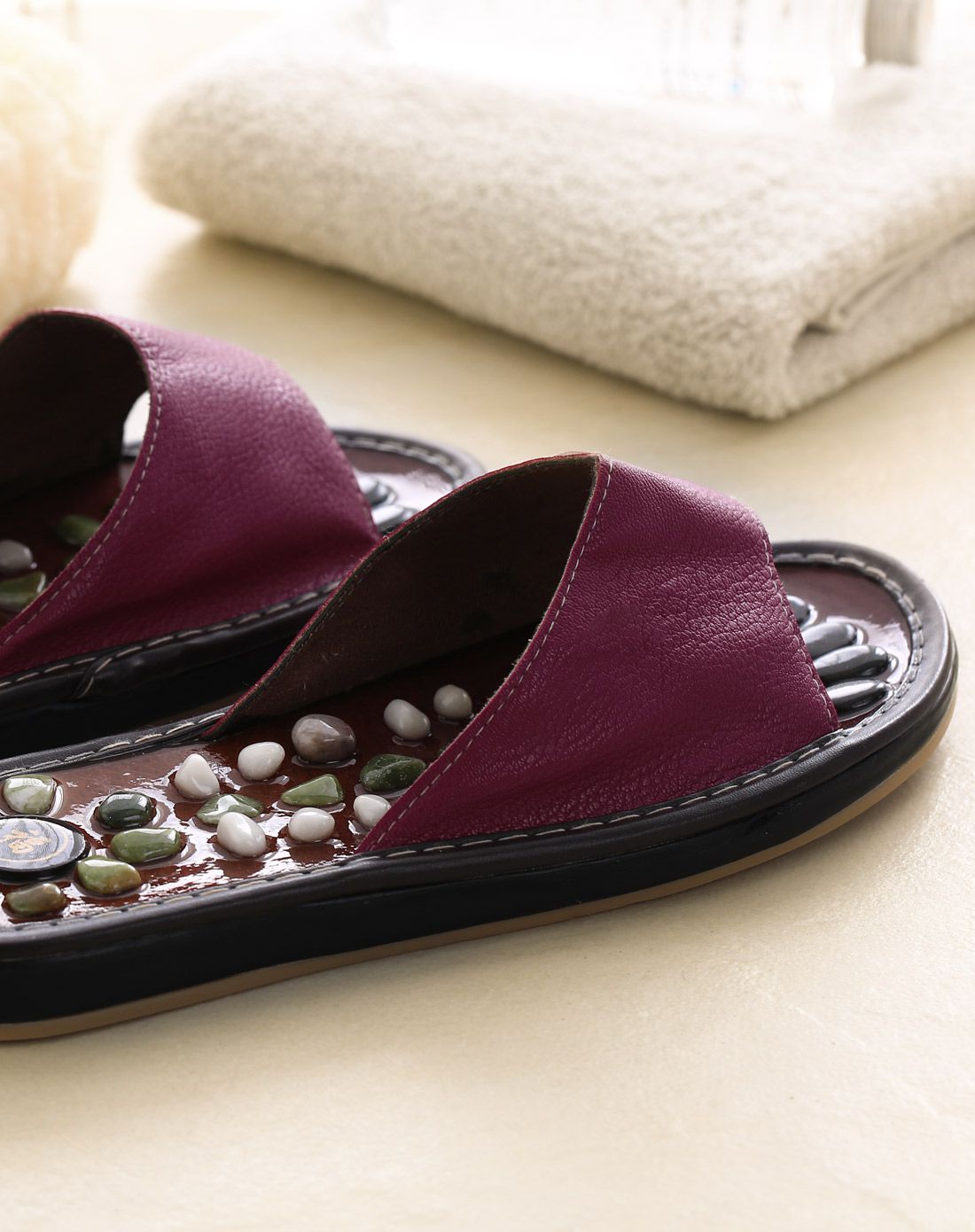 梅红色女款天然石头足底按摩拖鞋