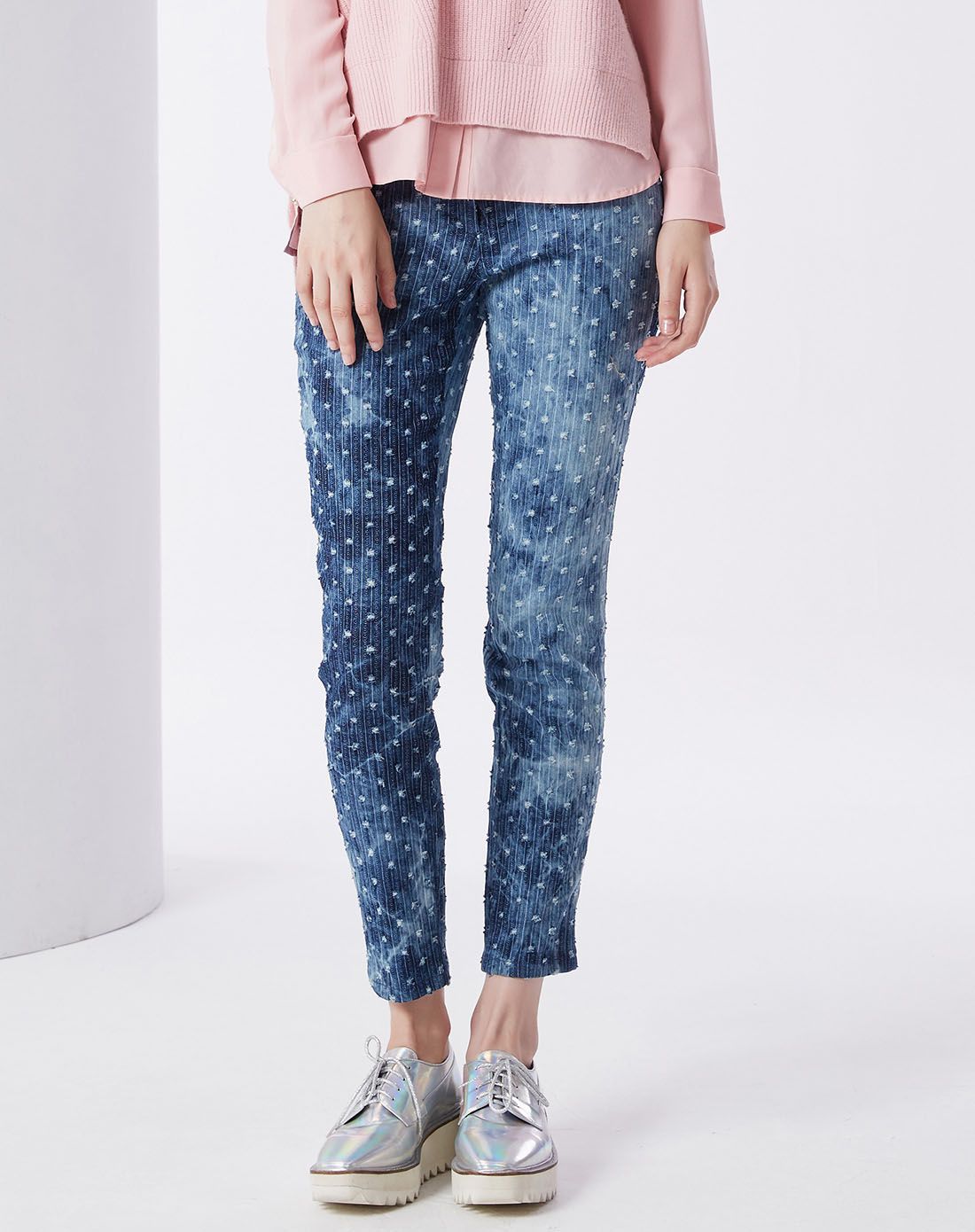 蓝色花纹时尚牛仔裤