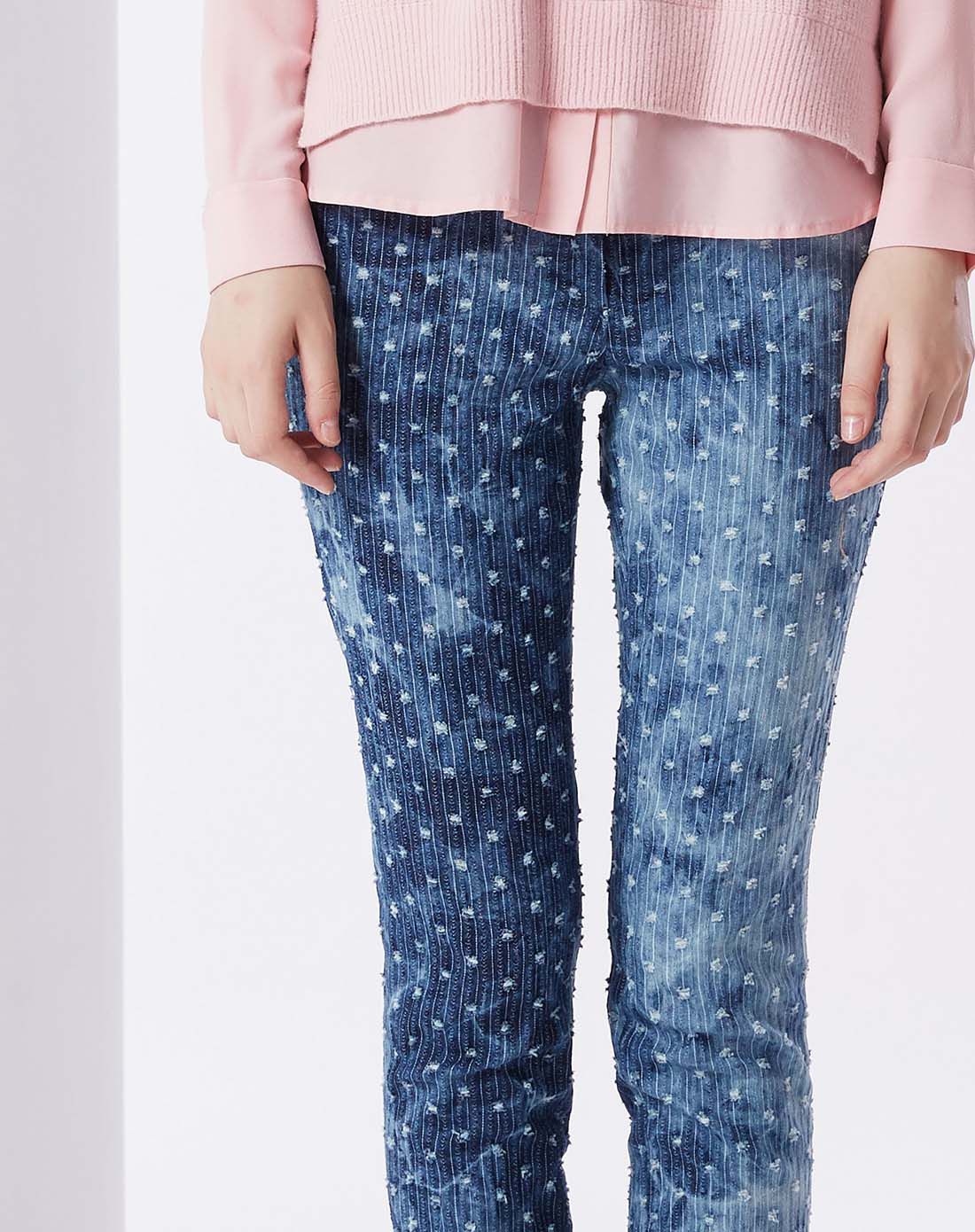 蓝色花纹时尚牛仔裤