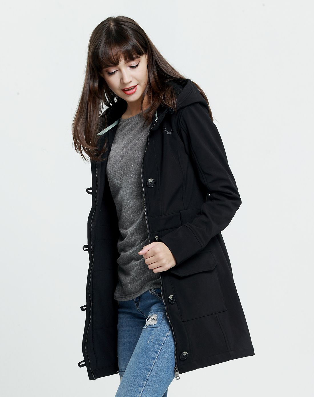 女款大扣子时尚外套 保暖有型黑色