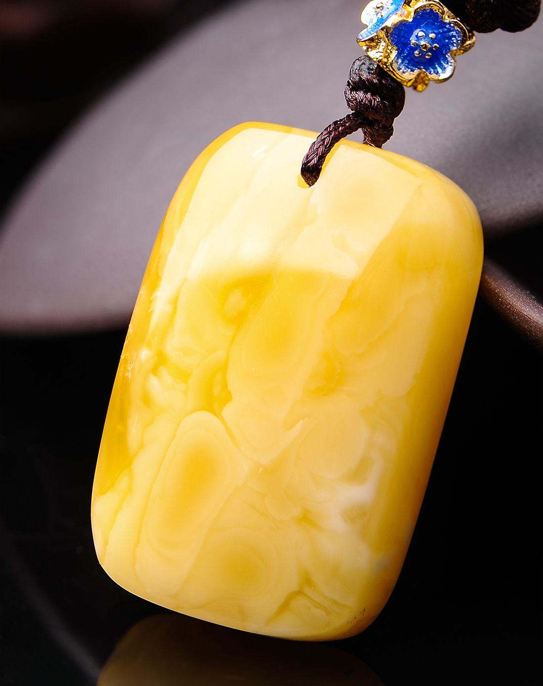 玛丽.温莎 平安无事牌琥珀蜜蜡吊坠附证书