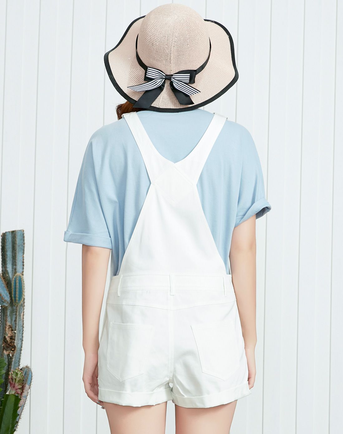 白色减龄活力背带裤