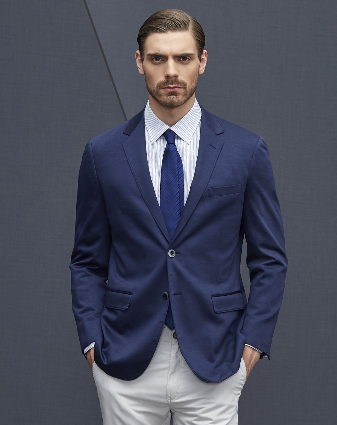 蓝色商务两粒扣西便服