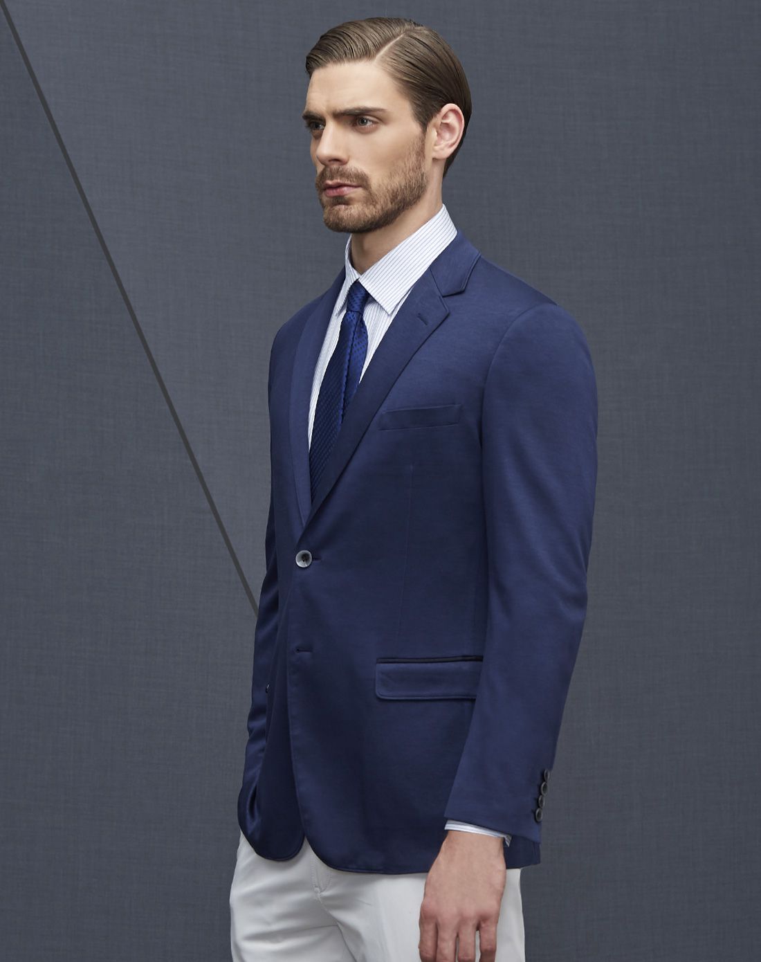 蓝色商务两粒扣西便服
