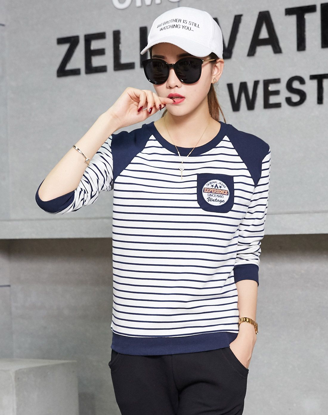 女款蓝白条毛圈圆领运动上衣 潮流百搭