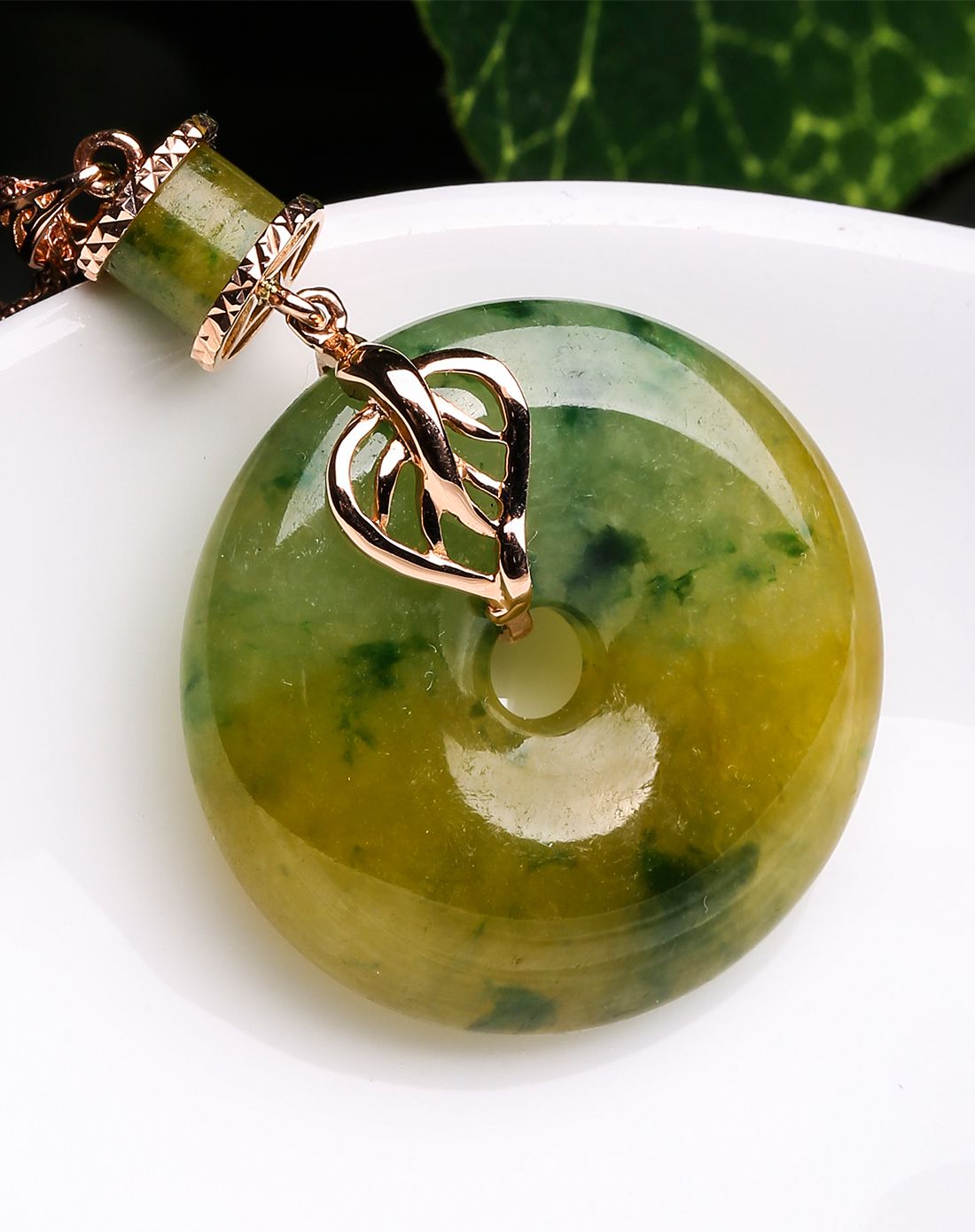 玛丽.温莎 18k金黄杨绿飘花翡翠平安扣(附证书)