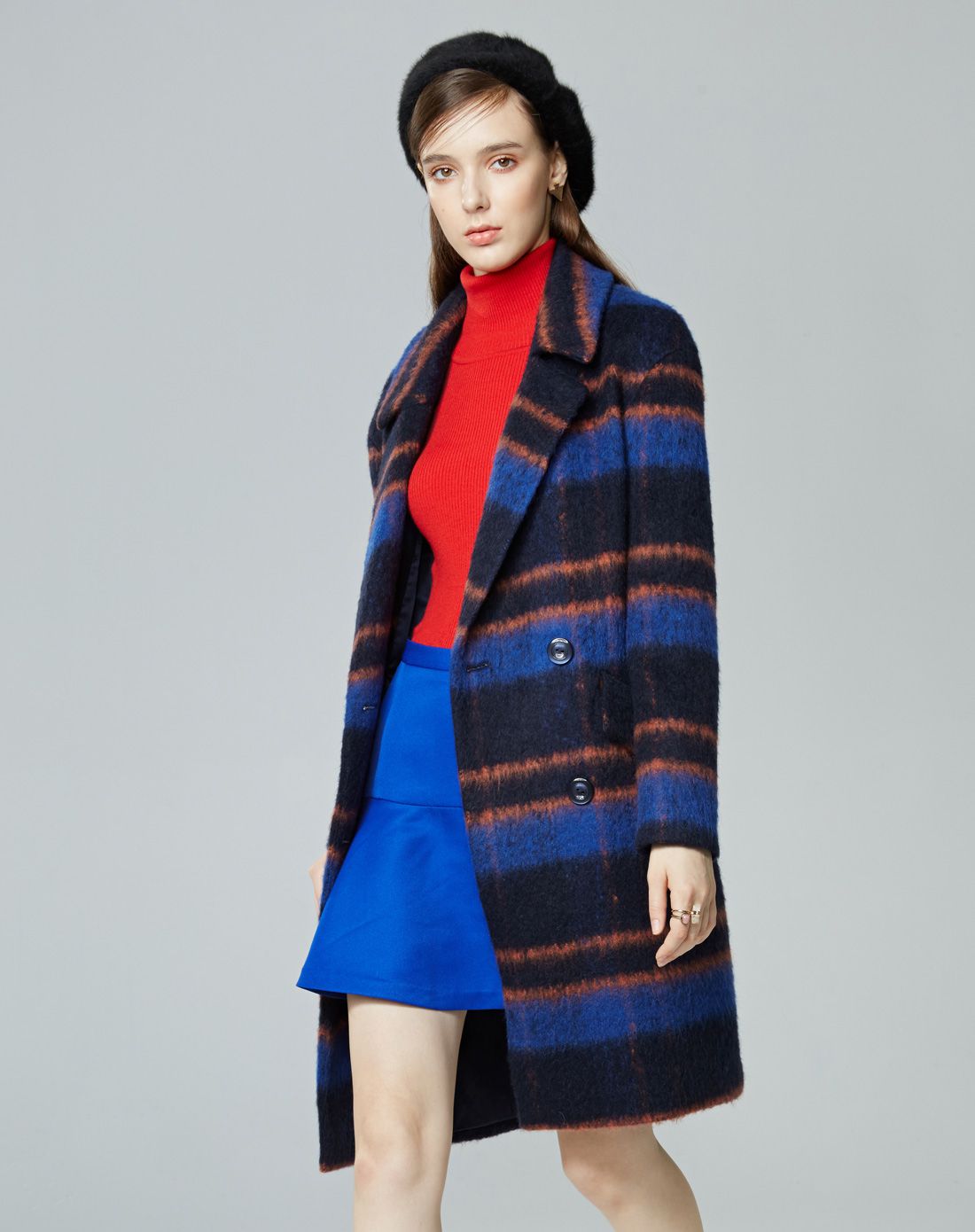 蓝色格纹呢大衣