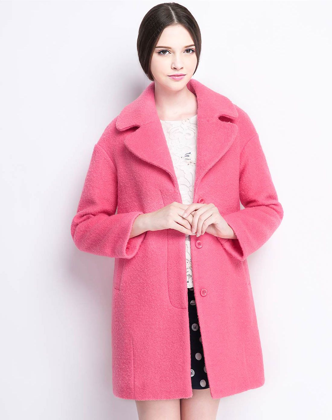 玫粉色呢大衣