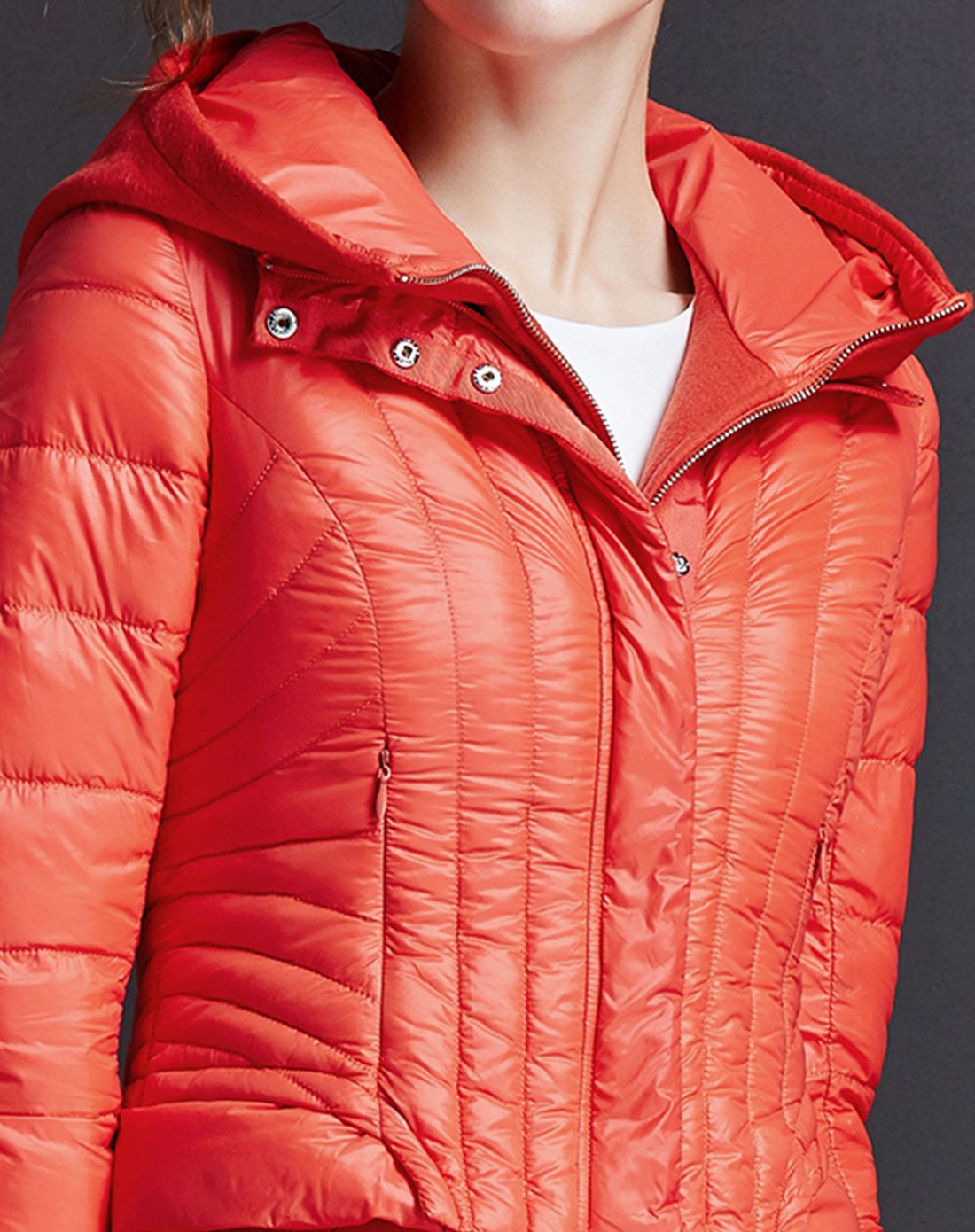 爱美斯橘色羽绒服