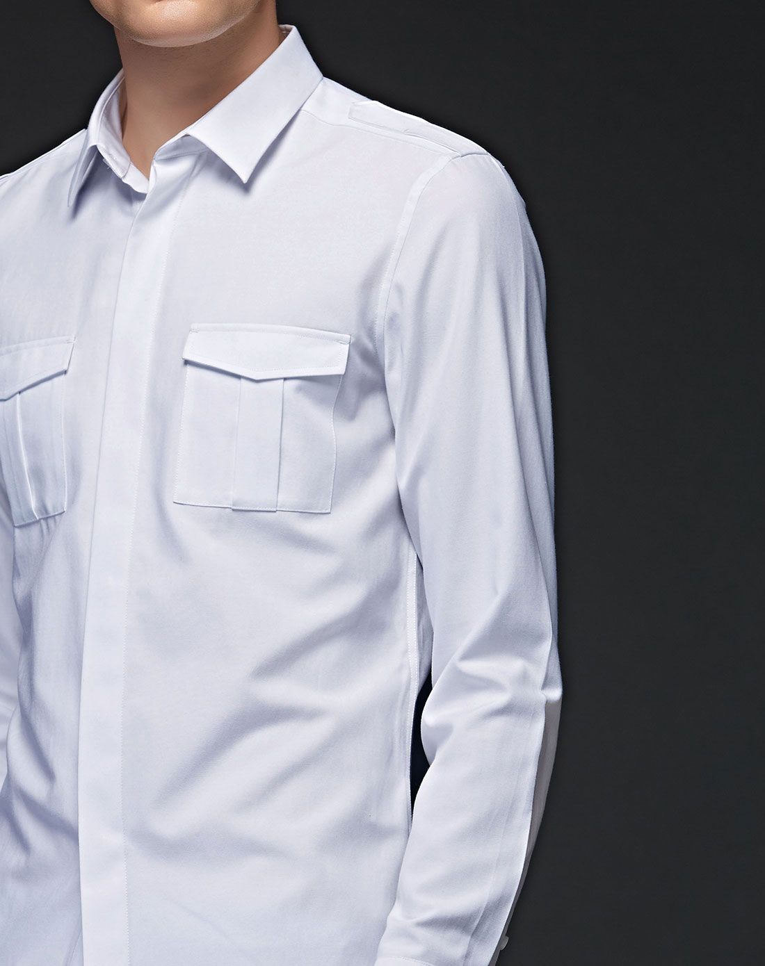 白色肩章口袋衬衫