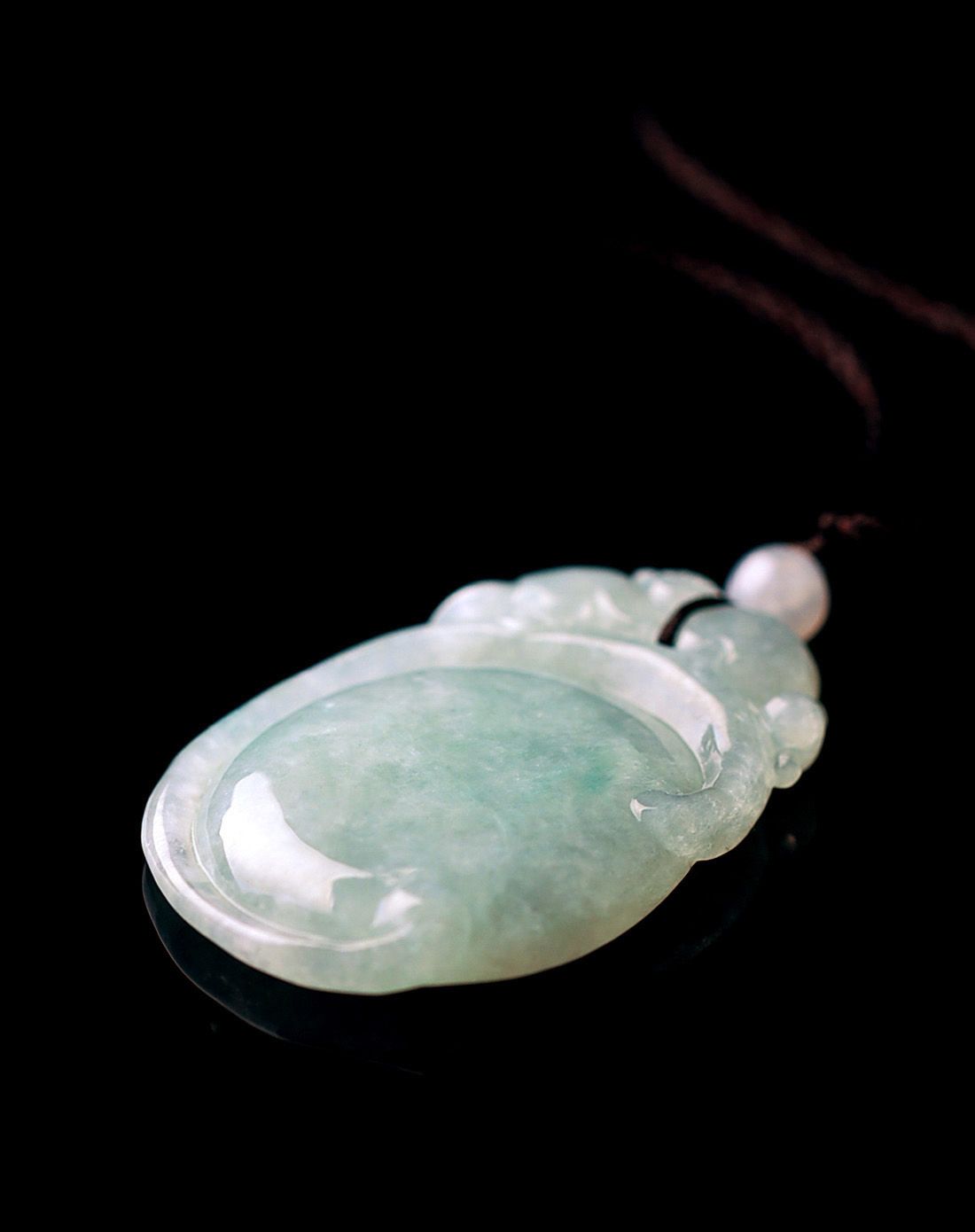 天然a货翡翠豆种怀珠抱玉吊坠(附证书)