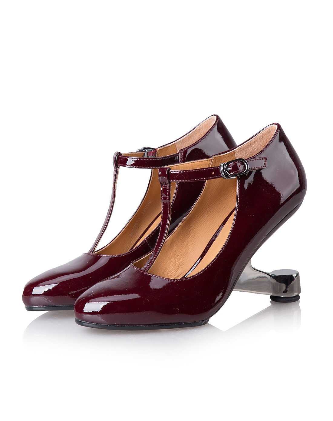 un 尖圆头金属异型跟单鞋