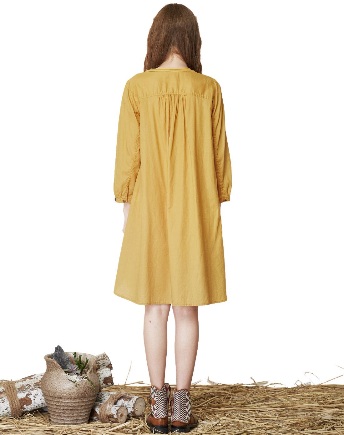 女款稻草黄民族特色绣花连衣裙