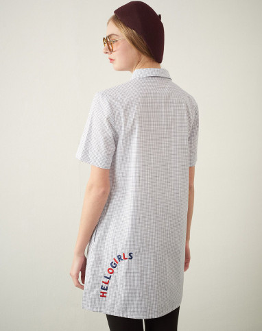 苍白色宽下摆衬衣