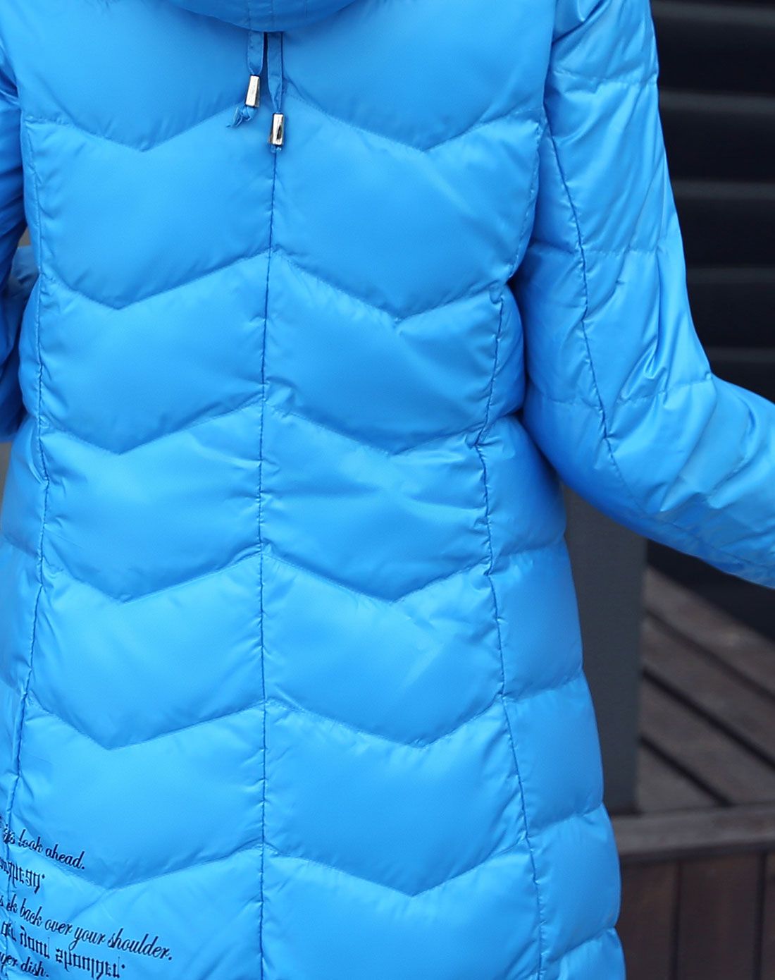 女中长款炫彩蓝色羽绒服