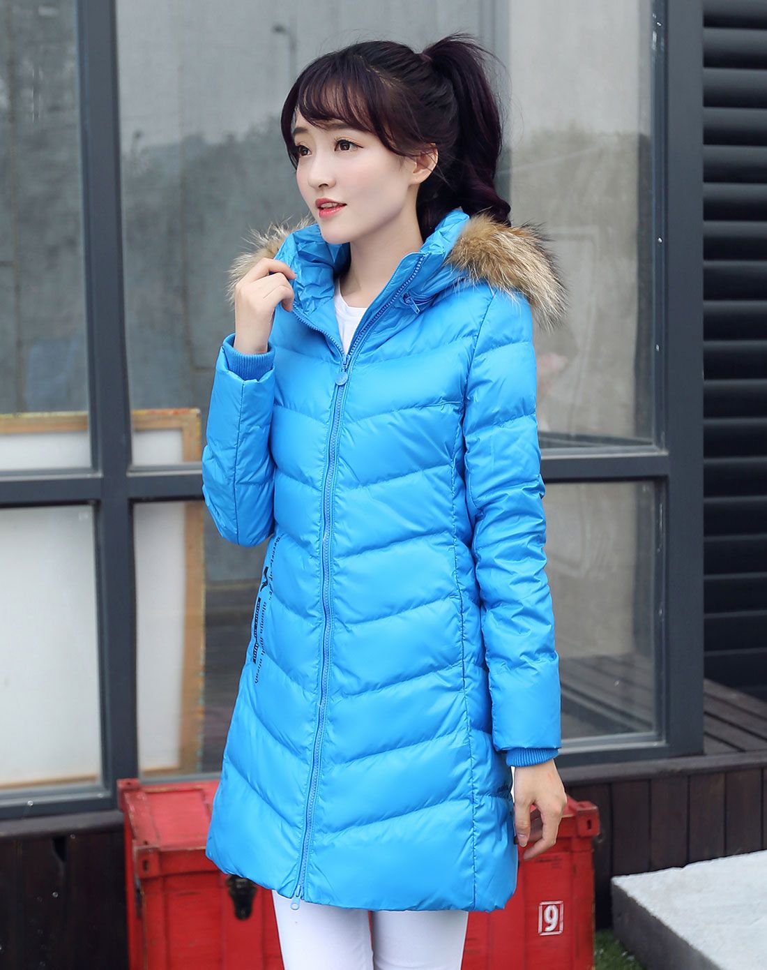 女中长款炫彩蓝色羽绒服